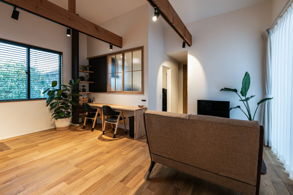 母屋に向き合うスキップフロアの平屋住宅