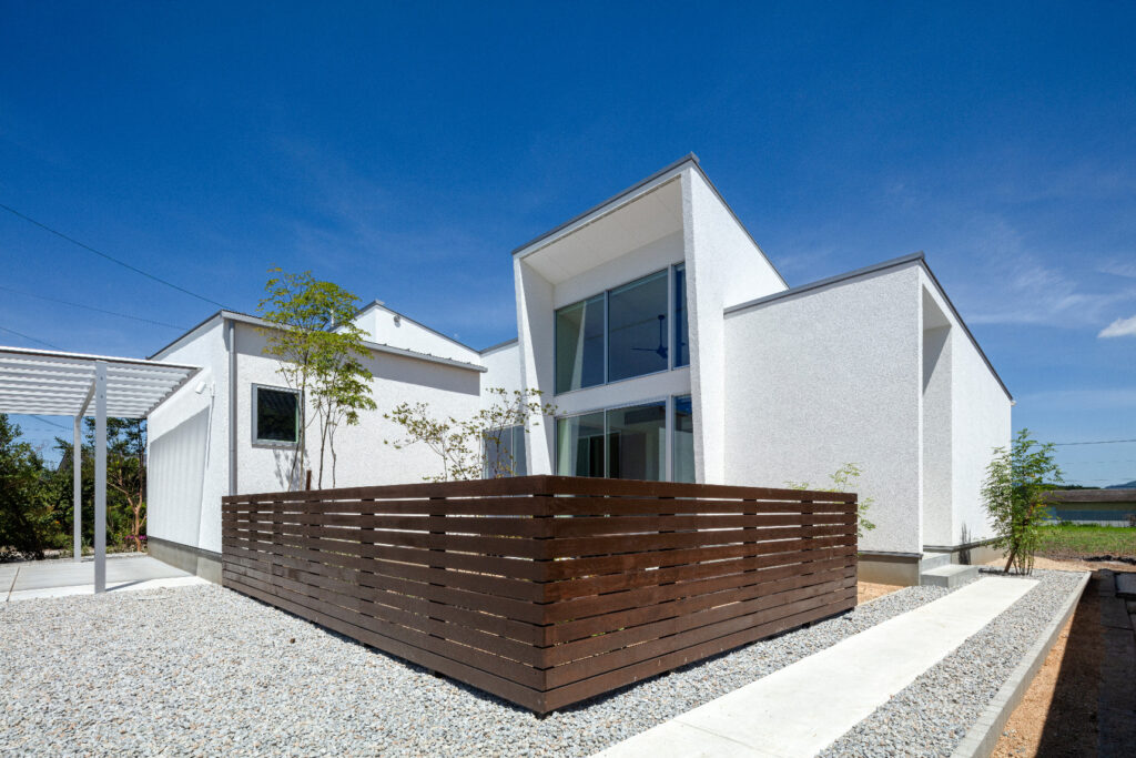 白い箱がつながる平屋住宅