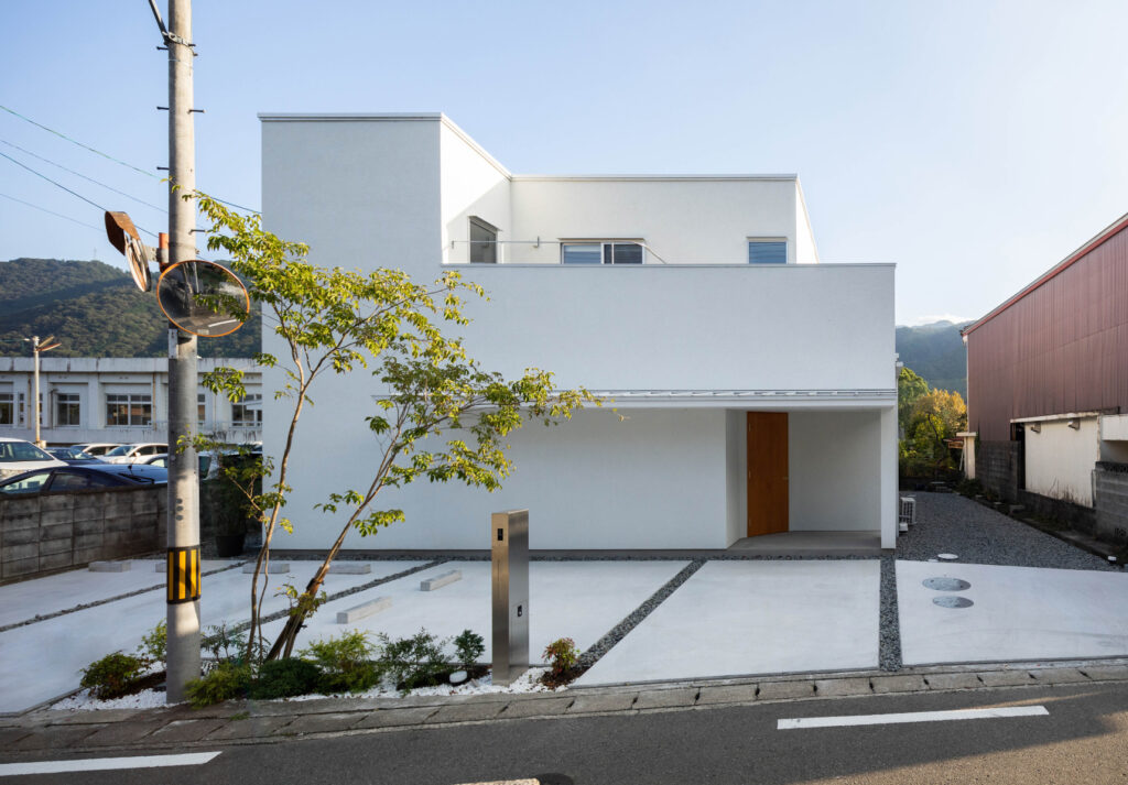 白いモルタル外壁の家