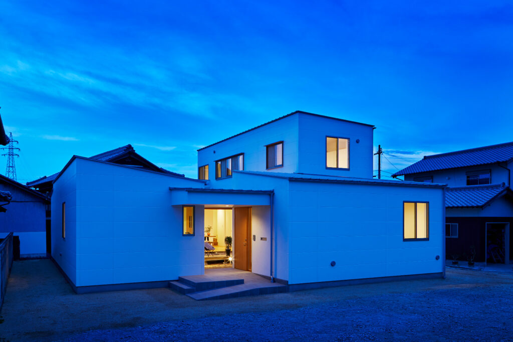 中庭を中心に展開する24帖の大空間を持つ家