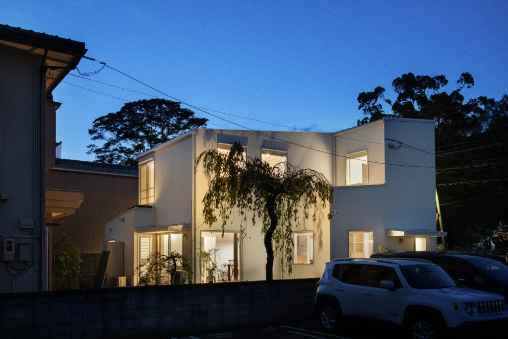 白いモルタル外壁の家