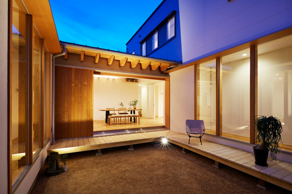 中庭を中心に展開する24帖の大空間を持つ家