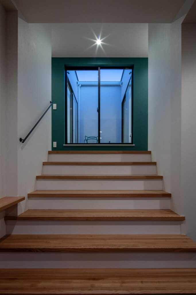 子供部屋+駐車スペースを母屋から階段で繋いだ増築