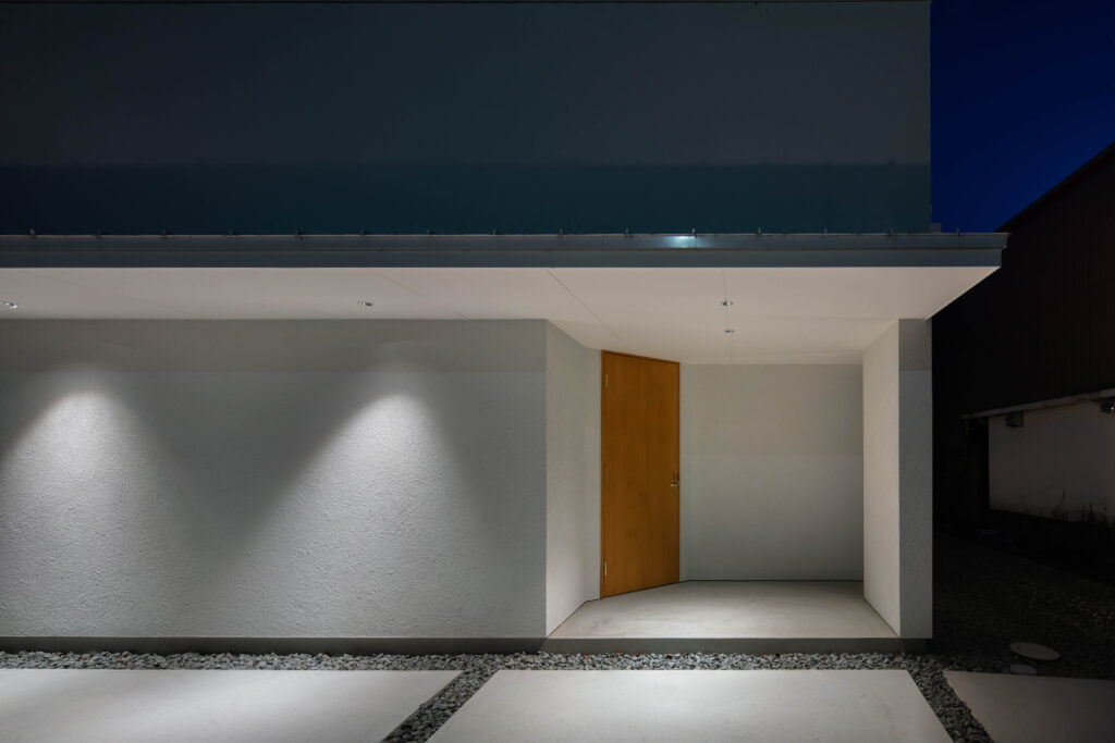 白いモルタル外壁の家