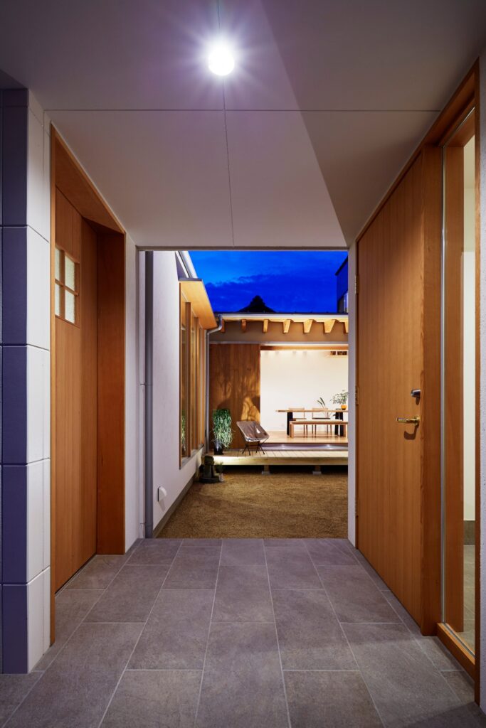 中庭を中心に展開する24帖の大空間を持つ家