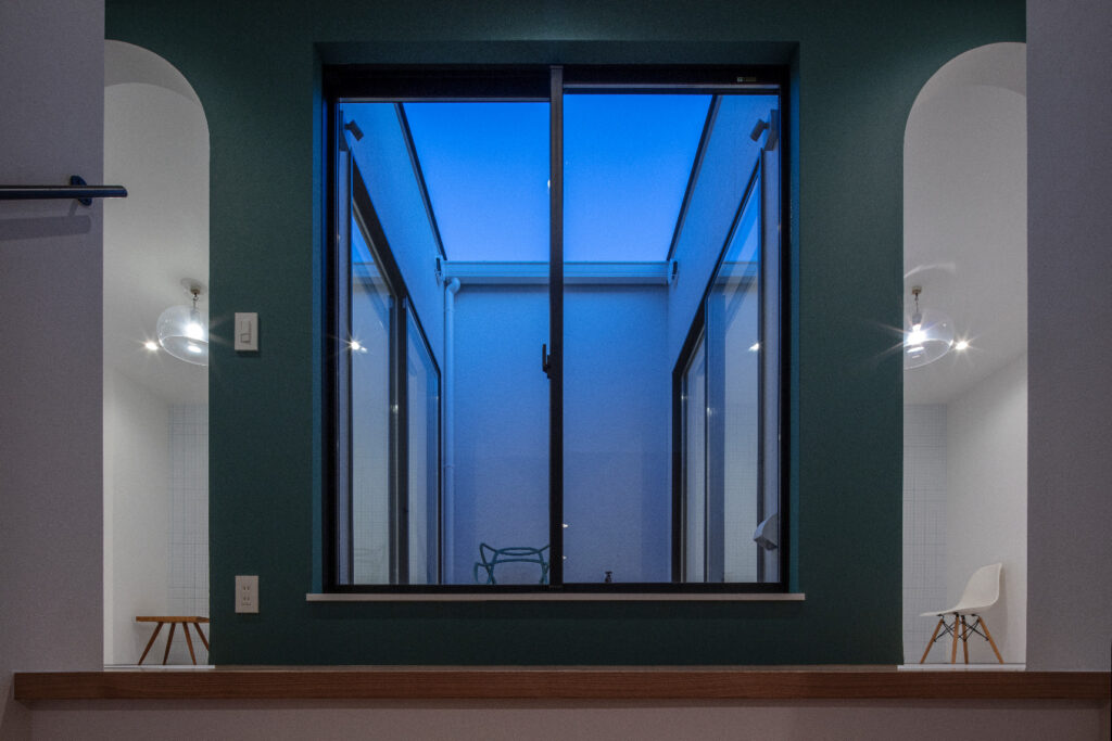 子供部屋+駐車スペースを母屋から階段で繋いだ増築