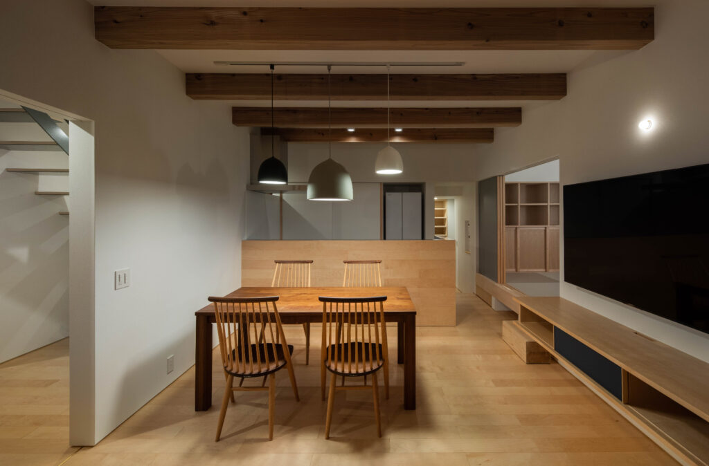 白いモルタル外壁の家