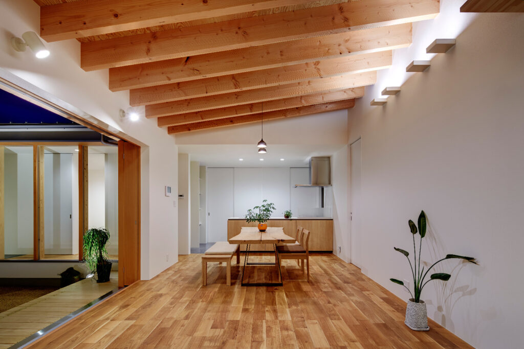 中庭を中心に展開する24帖の大空間を持つ家