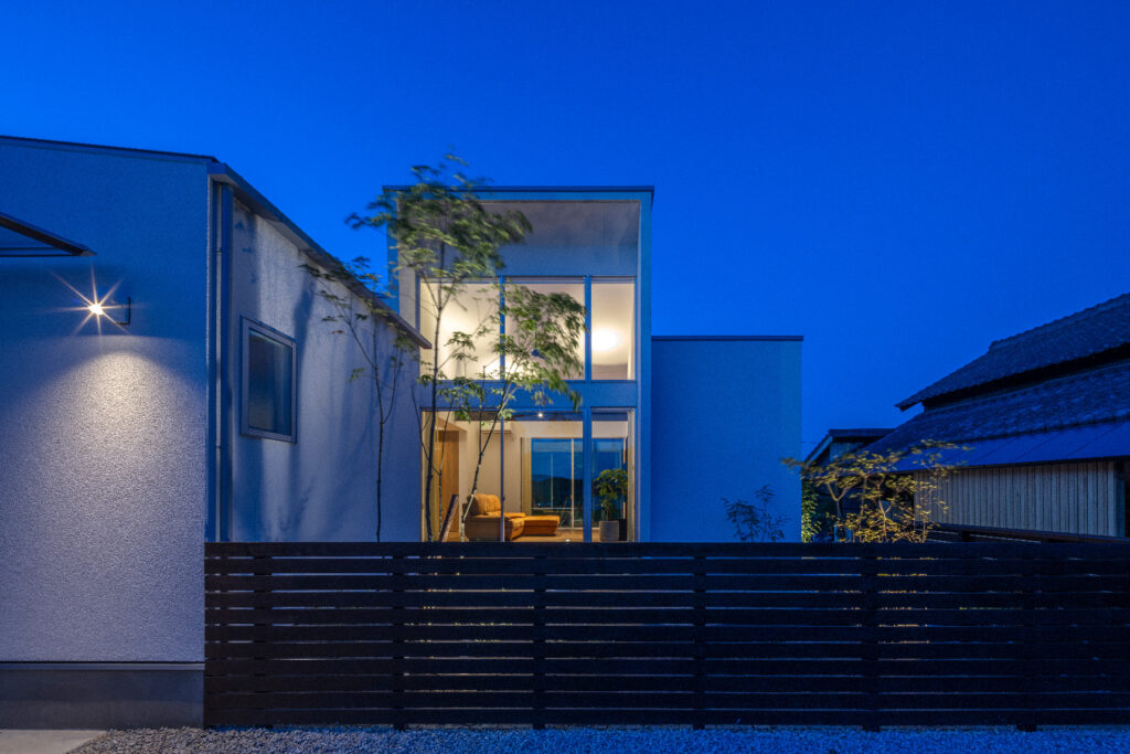 白い箱がつながる平屋住宅