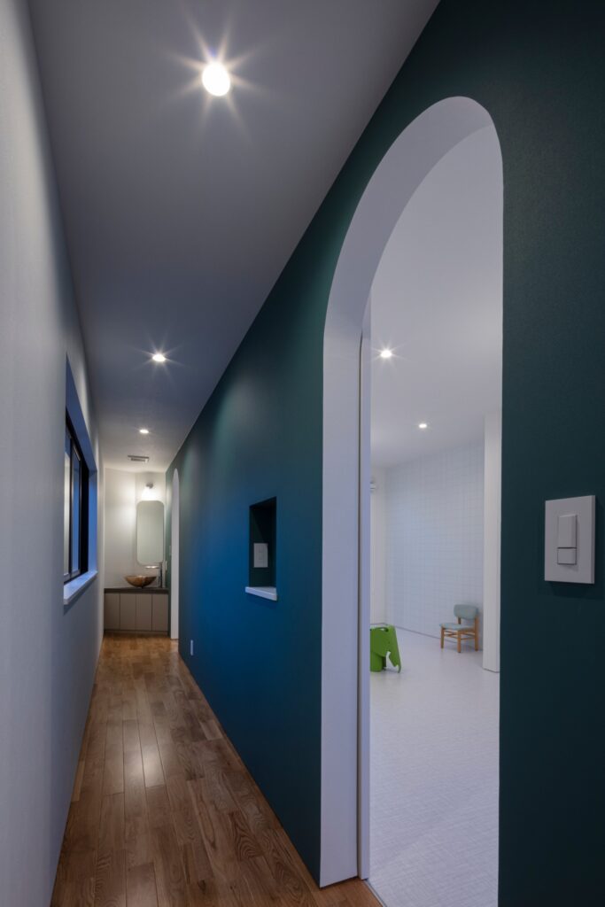 子供部屋+駐車スペースを母屋から階段で繋いだ増築