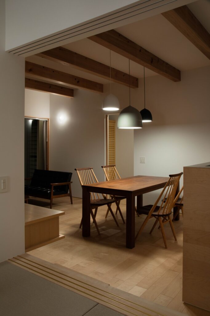 白いモルタル外壁の家