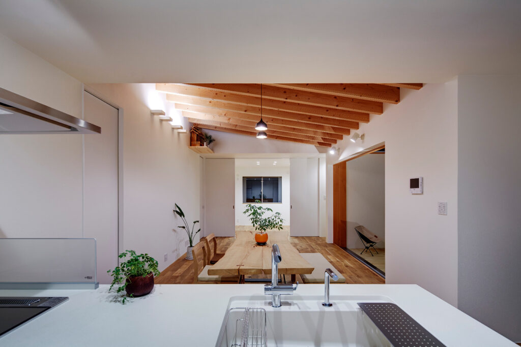 中庭を中心に展開する24帖の大空間を持つ家