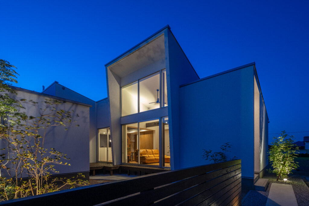 白い箱がつながる平屋住宅