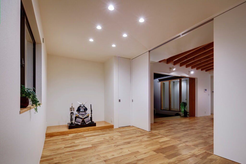 中庭を中心に展開する24帖の大空間を持つ家