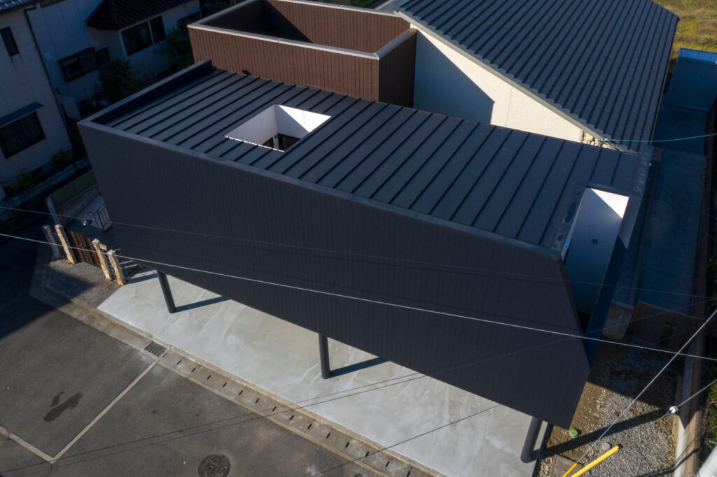 子供部屋+駐車スペースを母屋から階段で繋いだ増築