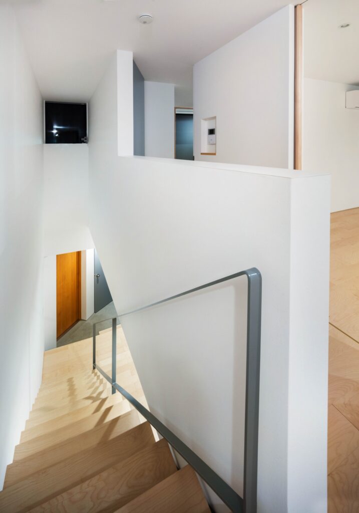 白いモルタル外壁の家