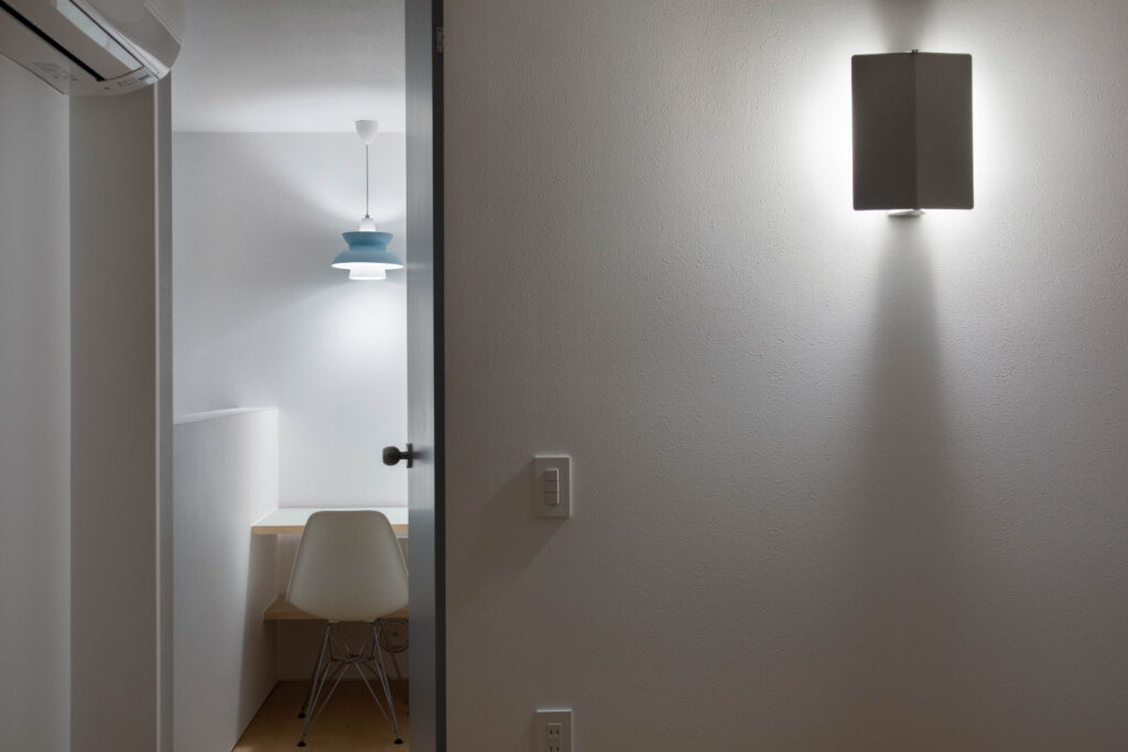 白いモルタル外壁の家