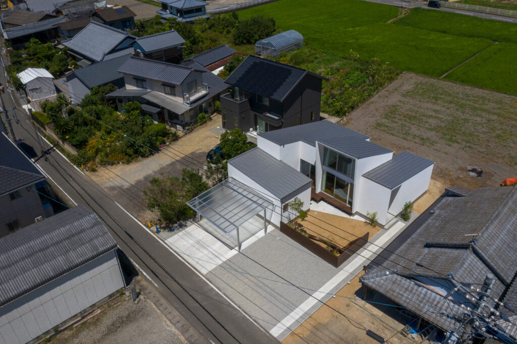 白い箱がつながる平屋住宅