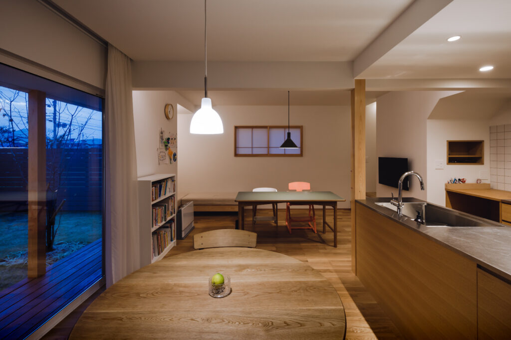 空間をつなぐL字型デッキの家