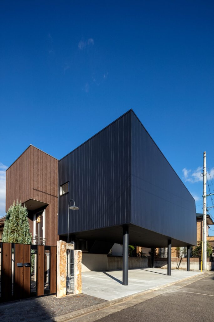 子供部屋+駐車スペースを母屋から階段で繋いだ増築