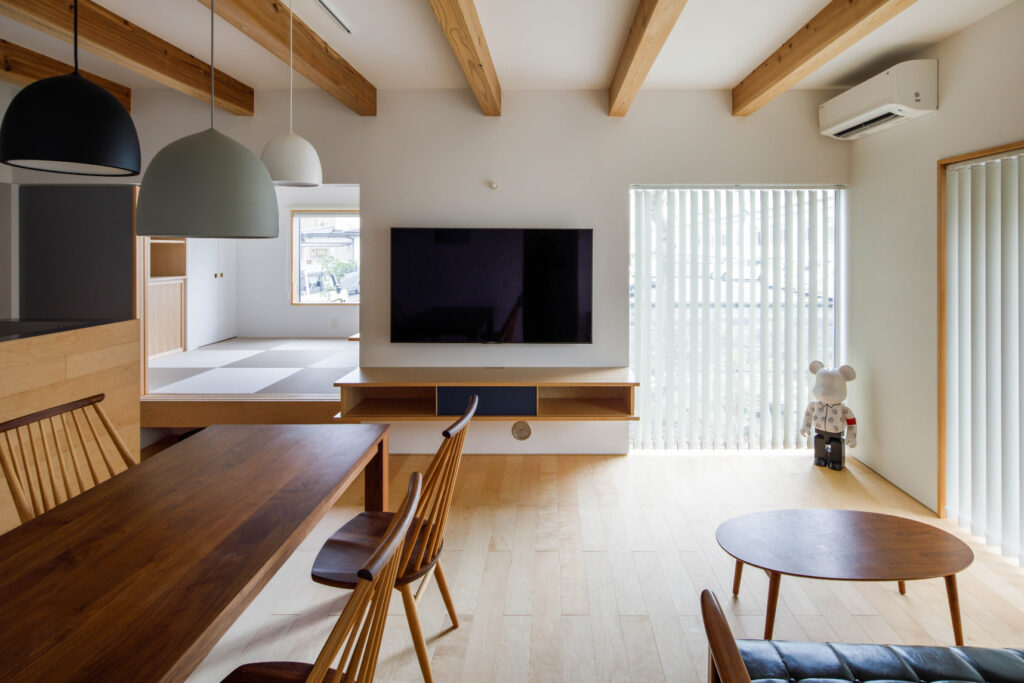 白いモルタル外壁の家