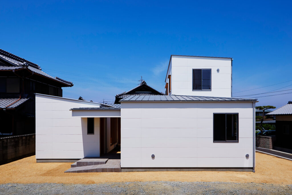 中庭を中心に展開する24帖の大空間を持つ家