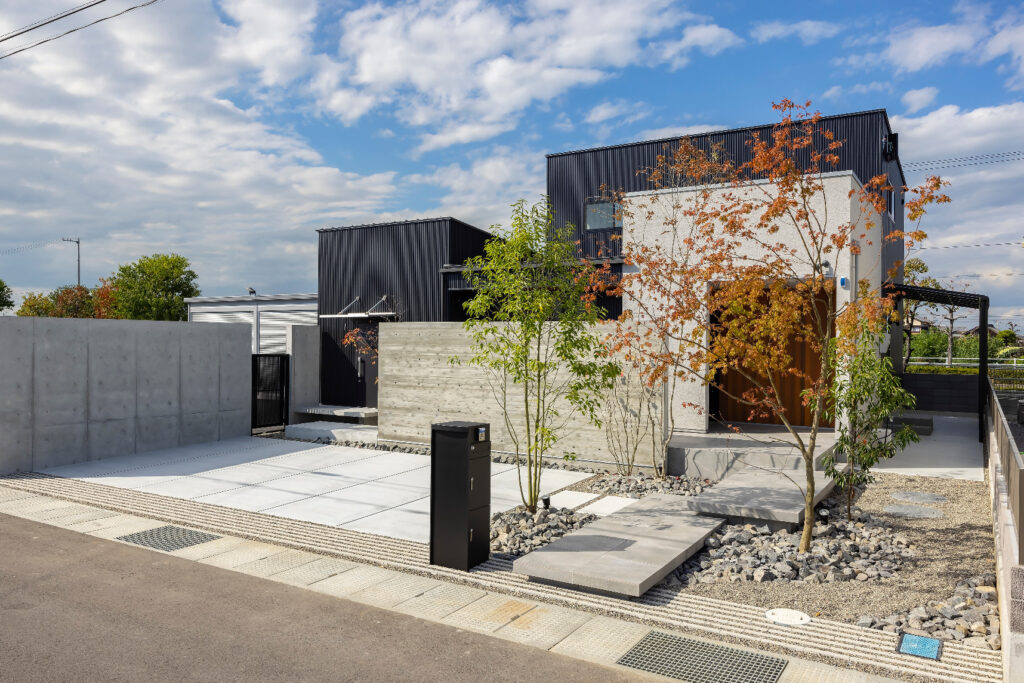 黒ガルバ+塗り壁＋外構