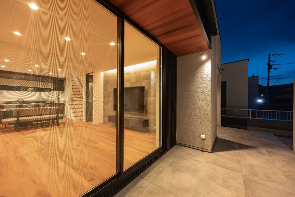 黒ガルバ+塗り壁＋外構