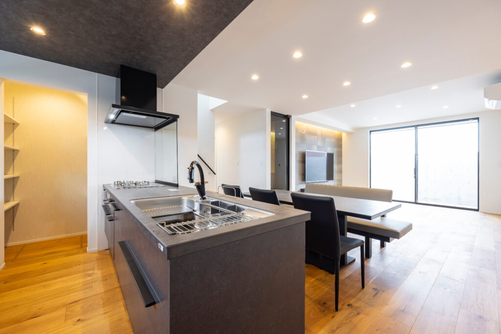 黒ガルバ+塗り壁＋外構