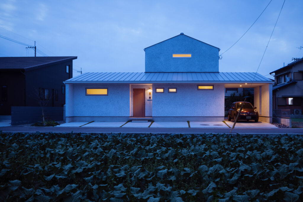 空間をつなぐL字型デッキの家