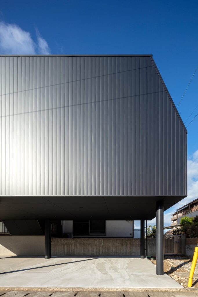 子供部屋+駐車スペースを母屋から階段で繋いだ増築