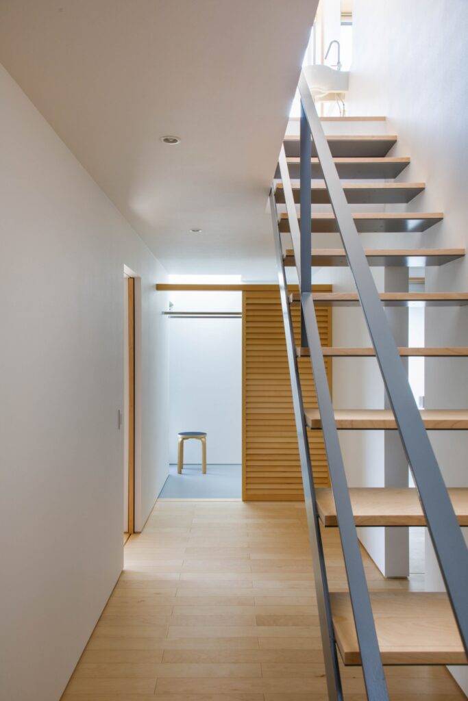 白いモルタル外壁の家