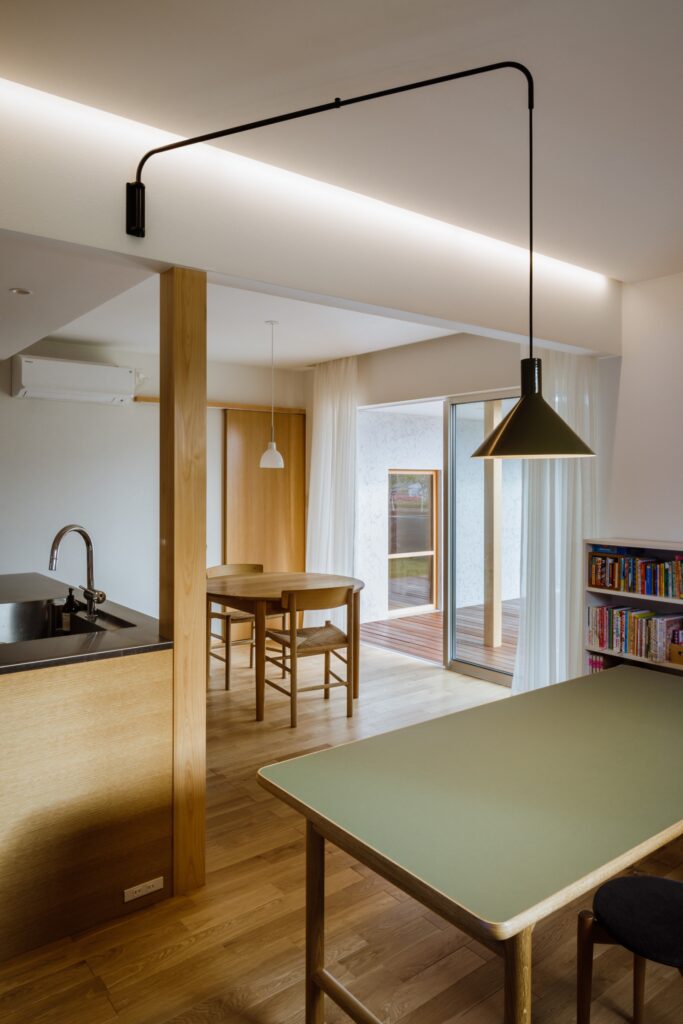 空間をつなぐL字型デッキの家