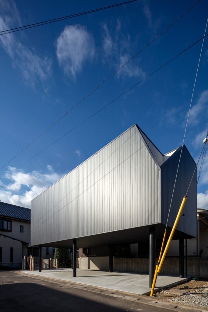 子供部屋+駐車スペースを母屋から階段で繋いだ増築