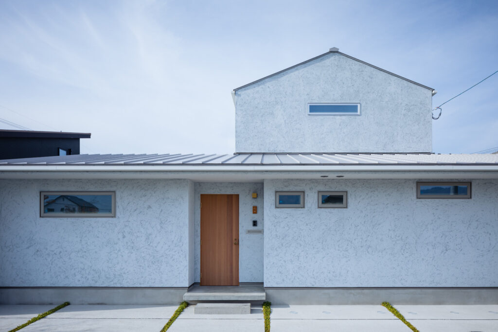 空間をつなぐL字型デッキの家