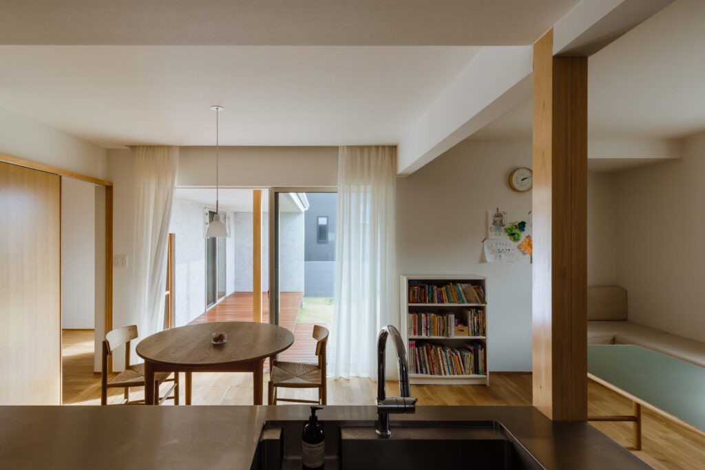 空間をつなぐL字型デッキの家