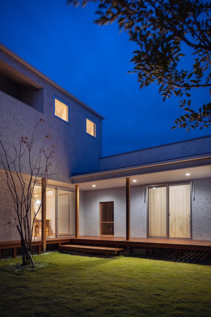 空間をつなぐL字型デッキの家