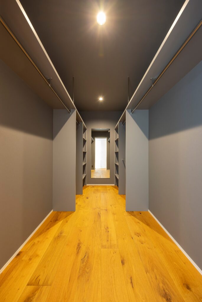 黒ガルバ+塗り壁＋外構