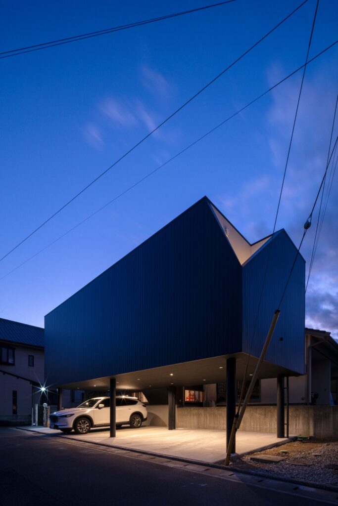 子供部屋+駐車スペースを母屋から階段で繋いだ増築