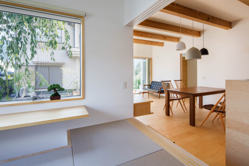 白いモルタル外壁の家