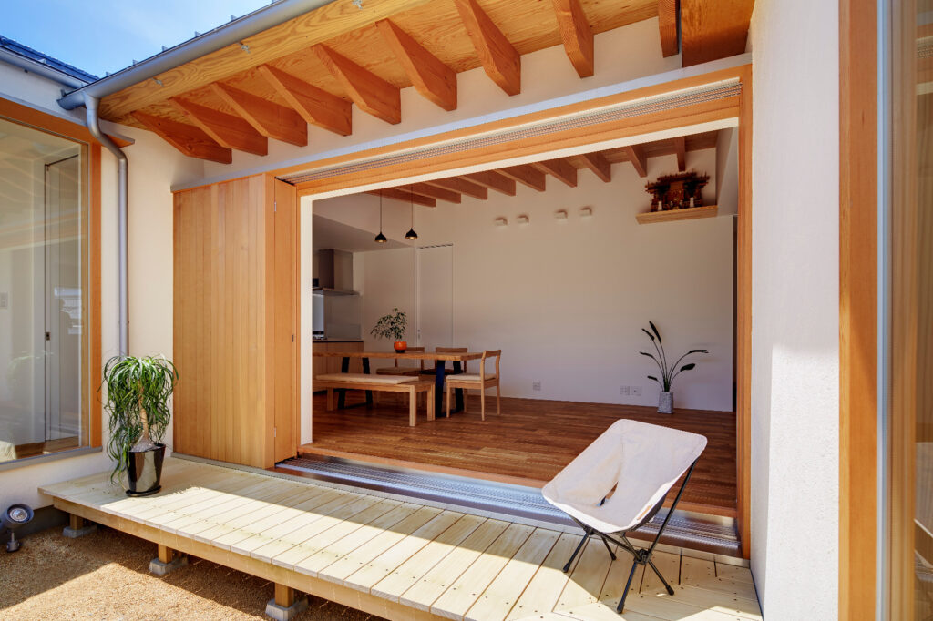 中庭を中心に展開する24帖の大空間を持つ家