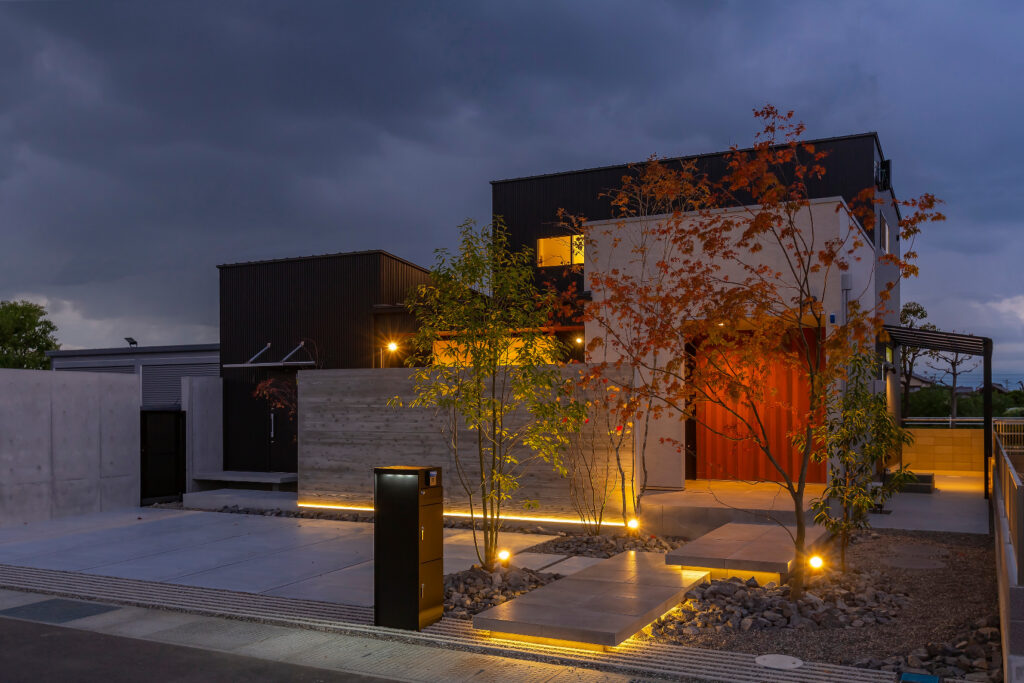 黒ガルバ+塗り壁＋外構