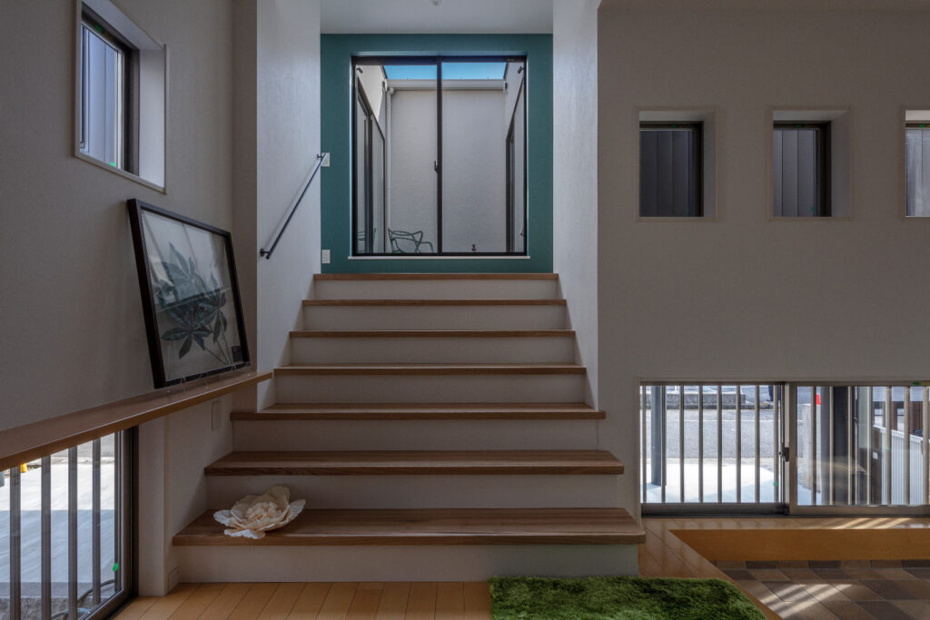 子供部屋+駐車スペースを母屋から階段で繋いだ増築