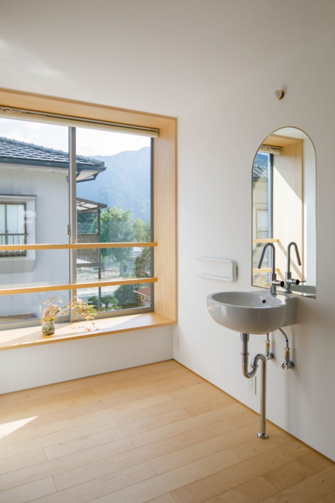 白いモルタル外壁の家