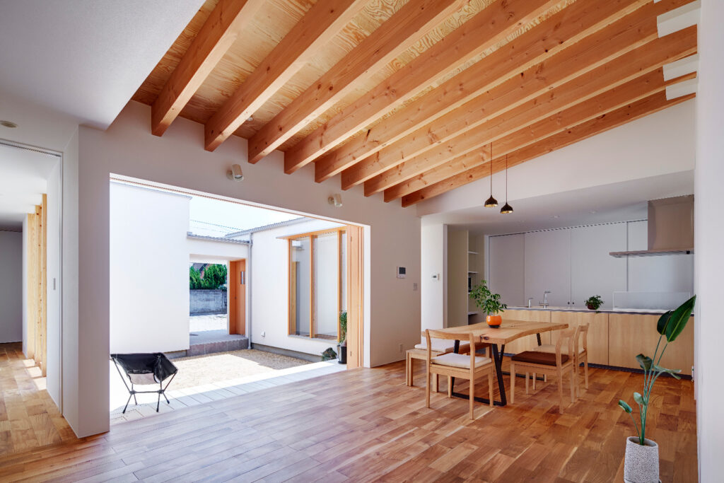 中庭を中心に展開する24帖の大空間を持つ家