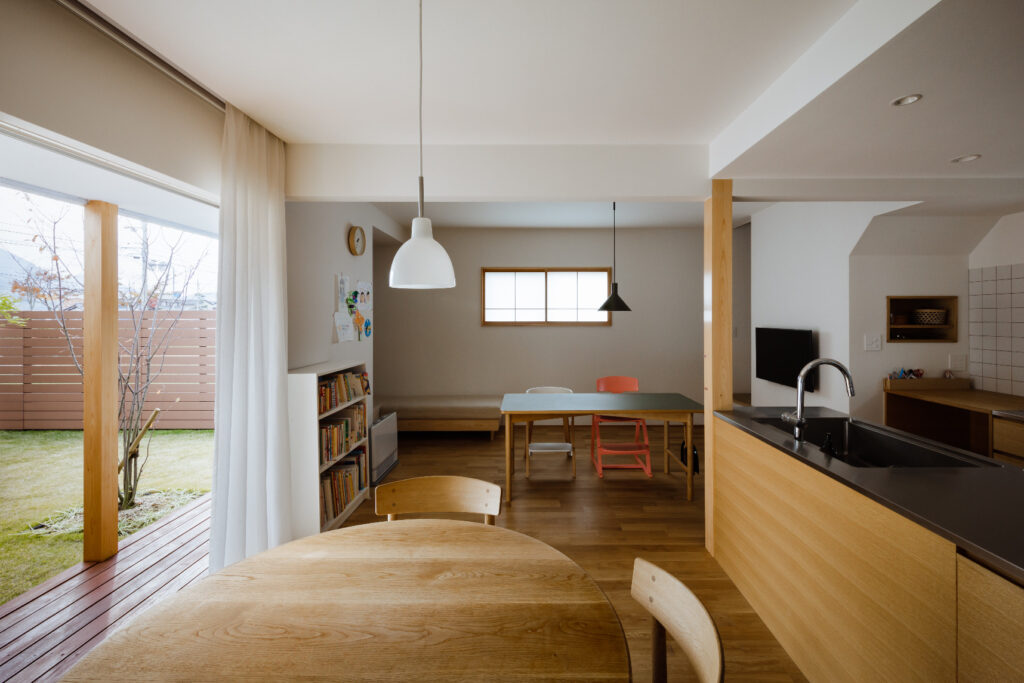 空間をつなぐL字型デッキの家