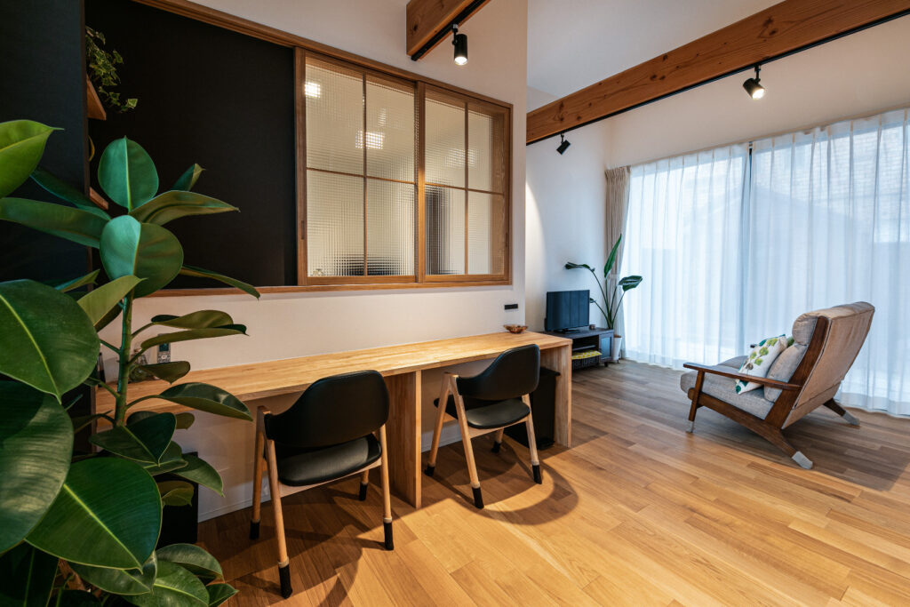 母屋に向き合うスキップフロアの平屋住宅