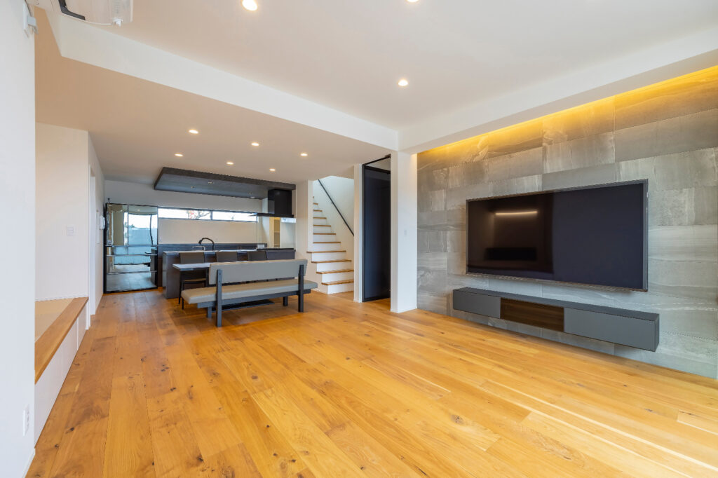 黒ガルバ+塗り壁＋外構