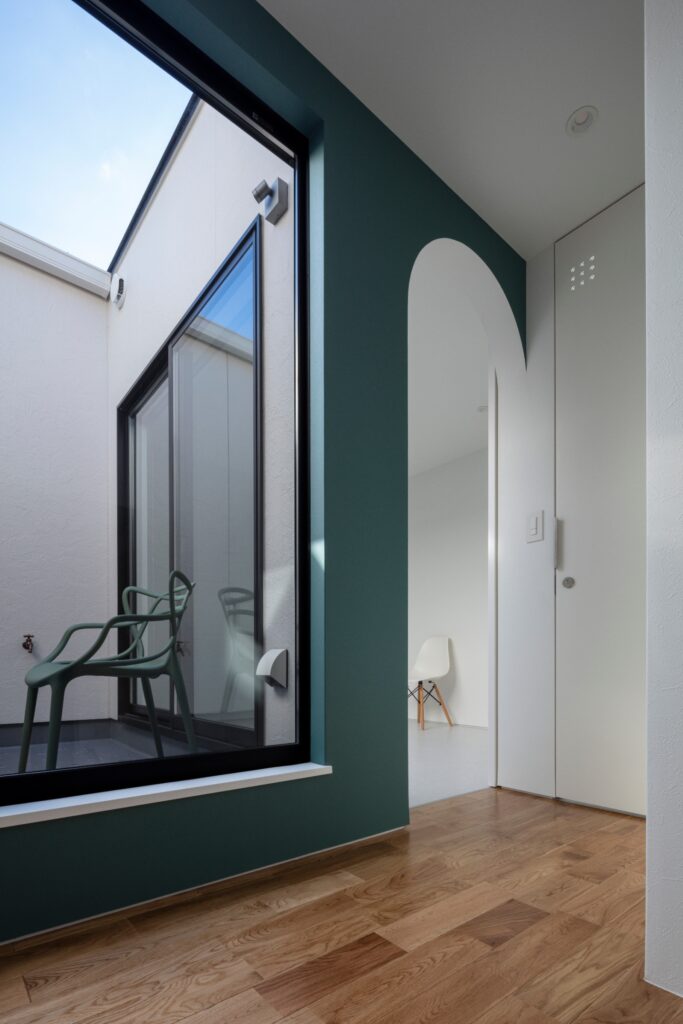 子供部屋+駐車スペースを母屋から階段で繋いだ増築