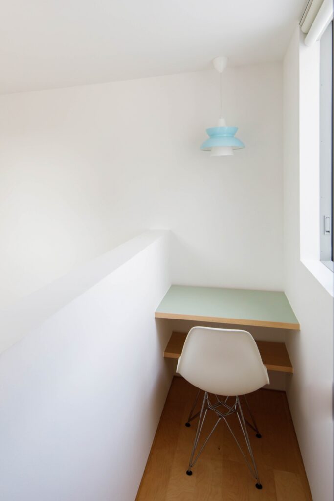 白いモルタル外壁の家